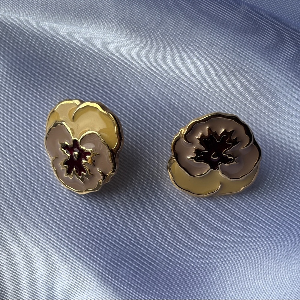 Vintage Avon 1990s “Full Bloom” Pansy Flower Gold Tone Enamel Earrings - Picture 7 of 11
